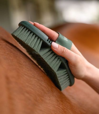 Flexibilná kefa na srsť, mäkké syntetické štetiny